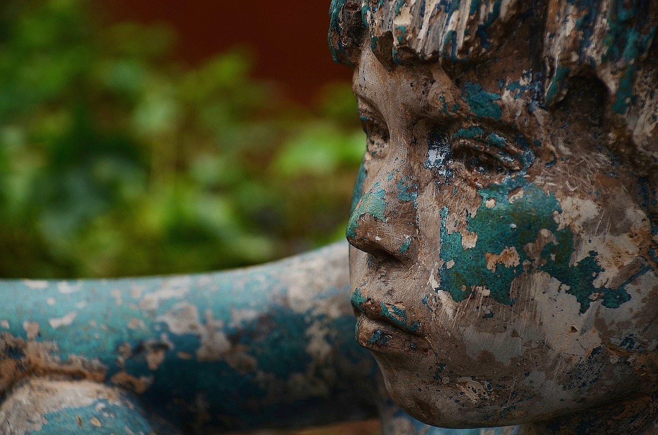 Antike Bronzefigur eines Jungen