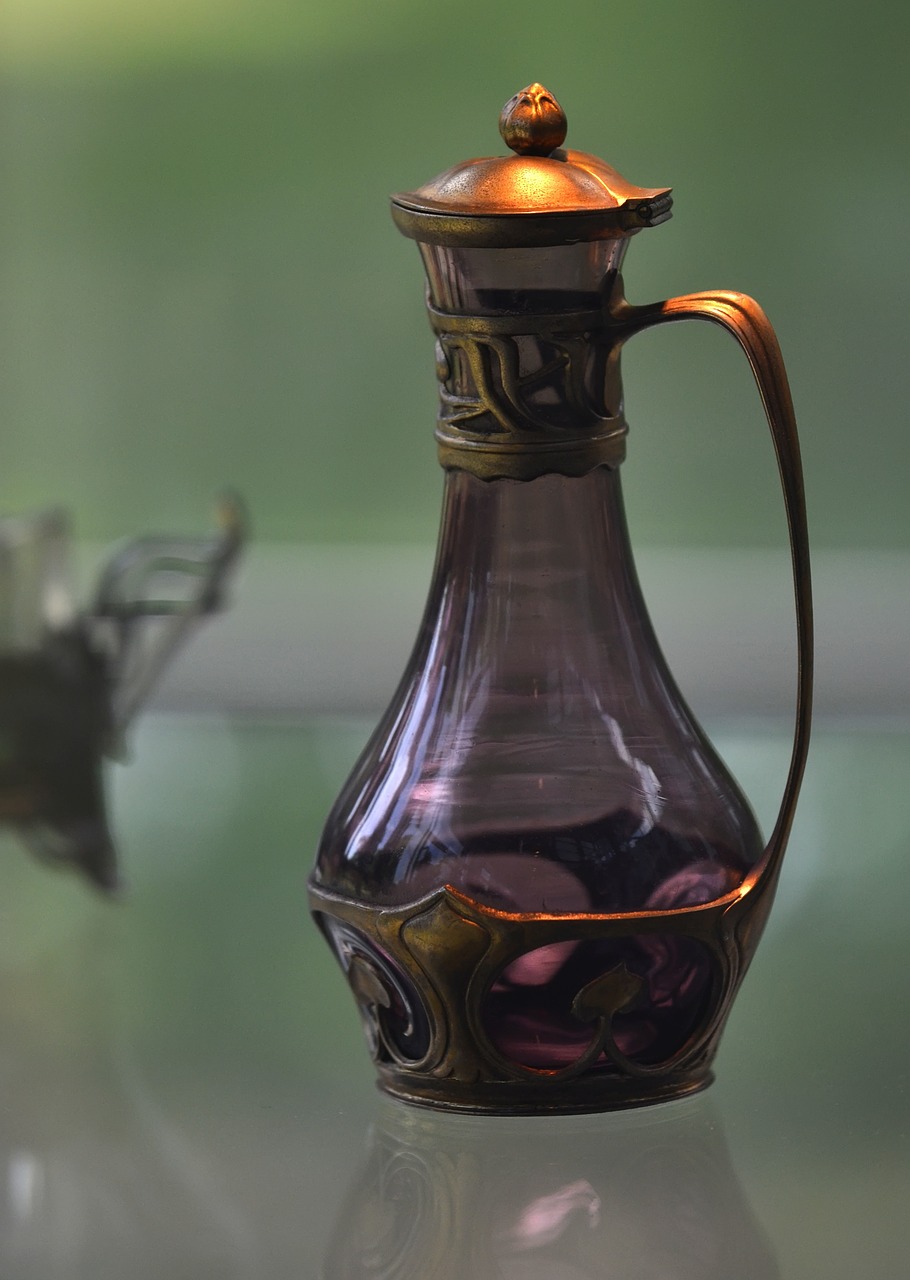 Karaffe im Jugenstil-Design, aus den Materialien Bronze und Glas besehend