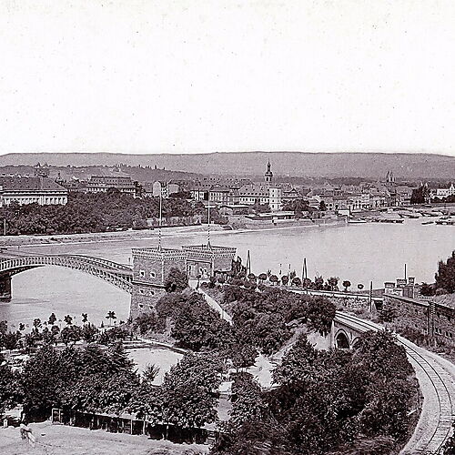 Historische Ansicht von Koblenz mit Rhein, Schiffbrücke und Stadtsilhouette im Jahr 1890