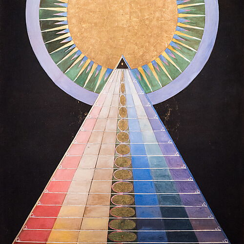 Hilma af Klint: Altarbild Nr. 1, 1915 Hilma af Klints Altarbild Nr. 1: Eine breite farbige Pyramide führt auf schwarzem Grund zu einer großen goldenen Sonnenscheibe.
