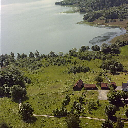 Adelsö im Mälarsee Luftaufnahme der grünen Insel Adelsö mit Feldern, Bauernhäusern, Wäldern und dem Mälarsee.