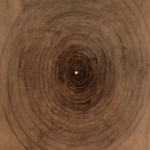 Hilma af Klint: Parsifal-Serie, Nr. 1, 1916 Dunkle quadratische Komposition Hilma af Klints mit zahlreichen konzentrischen Kreisen um einen kleinen hellen Mittelpunkt und handschriftlichen Notizen am Rand.