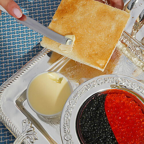 Toast mit roten und schwarzen Kaviar.