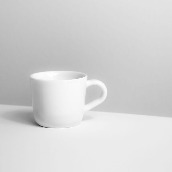 Minimalistische Kaffeetasse auf hellem Hintergrund als einfaches Alltagsmotiv zum Zeichnen für Erwachsene.