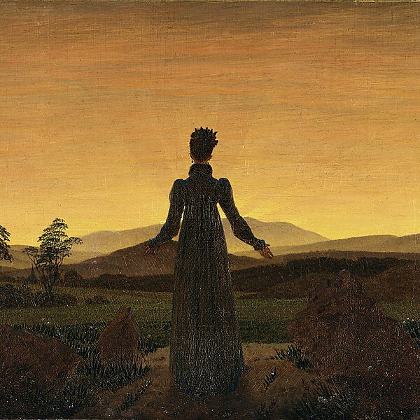 Rückenansicht einer Frau mit ausgebreiteten Armen vor einer weiten Landschaft im Licht der untergehenden Sonne