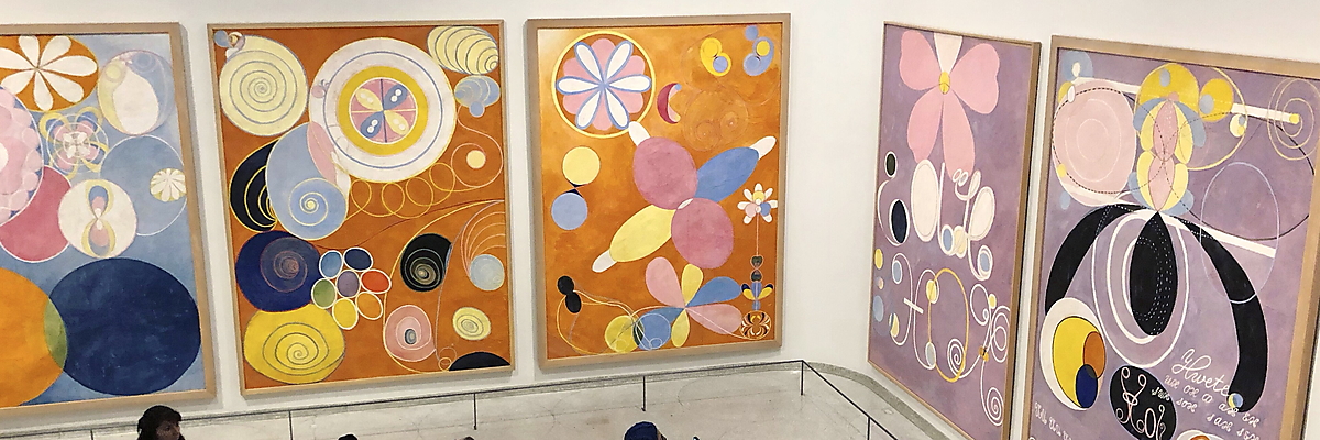 Blick in die Museeums-Ausstellung von Hilma af Klints, mehre Person betrachten die an den Wänden hängende Gemälde