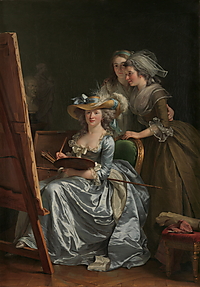 Adélaïde Labille-Guiard sitzt in einem silbrig-blauen Kleid mit Palette und Pinseln vor ihrer Staffelei, während zwei Schülerinnen hinter ihr stehen.