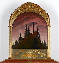 Caspar David Friedrichs Tetschener Altar mit einem Kruzifix auf einem bewaldeten Felsen vor dem rötlichen Abendhimmel