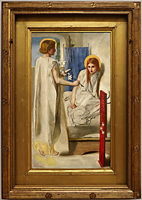Maria sitzt in weißem Gewand auf einem schmalen Bett, während der weiß gekleidete Engel Gabriel ihr eine Lilie entgegenhält.