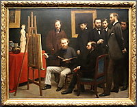 Acht dunkel gekleidete Männer versammeln sich in einem Atelier um Édouard Manet, der mit Palette und Pinsel vor einer Staffelei sitzt.