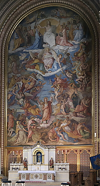 Blick auf den Altarraum der Münchner Ludwigskirche mit Peter von Cornelius’ monumentalem Fresko Das Jüngste Gericht über dem Hochaltar.