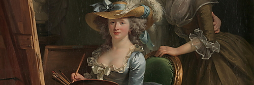 Adélaïde Labille-Guiard sitzt in einem silbrig-blauen Kleid mit Palette und Pinseln vor ihrer Staffelei, während zwei Schülerinnen hinter ihr stehen.