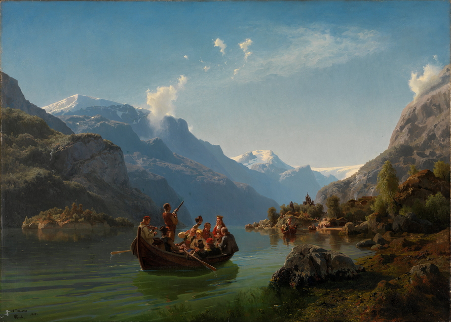 Ein festlich gekleideter Hochzeitszug fährt in einem Holzboot über einen Fjord; dahinter liegen hohe Berge, weitere Boote und eine Stabkirche.