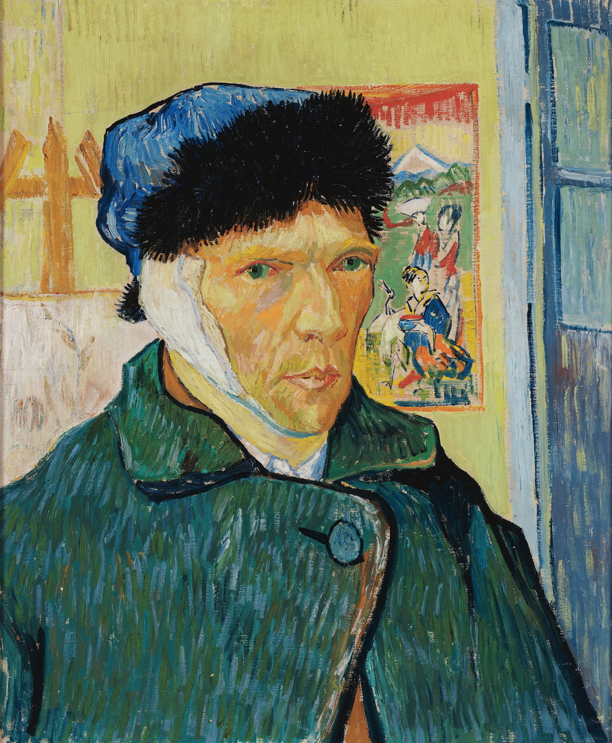 Vincent van Gogh mit blauem Pelzhut, weißem Verband um Ohr und Kinn sowie grünem Mantel; hinter ihm stehen eine Leinwand und ein japanischer Druck.