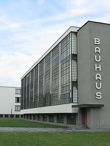 Rekonstruiertes Hauptgebäude des Bauhaus Dessau